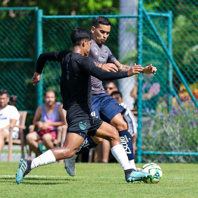 Jugadores de Rayados y Cancún FC disputando un balón