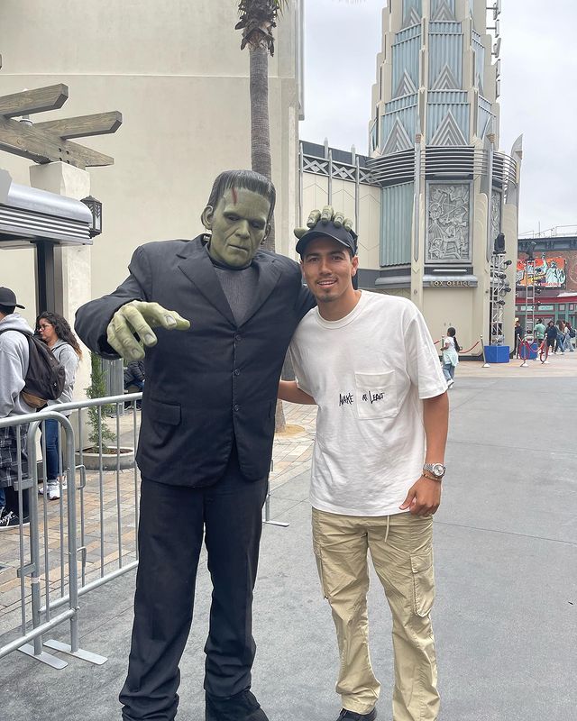 Érick Gutiérrez con Frankestein en Disneyland