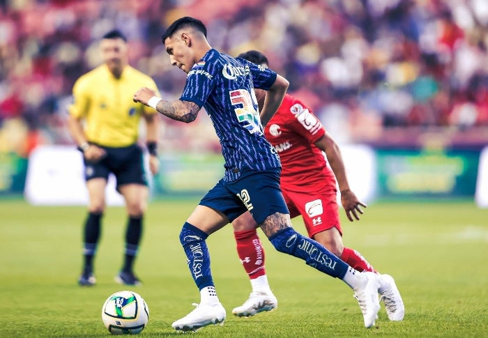 Leo Suárez conduce la pelota