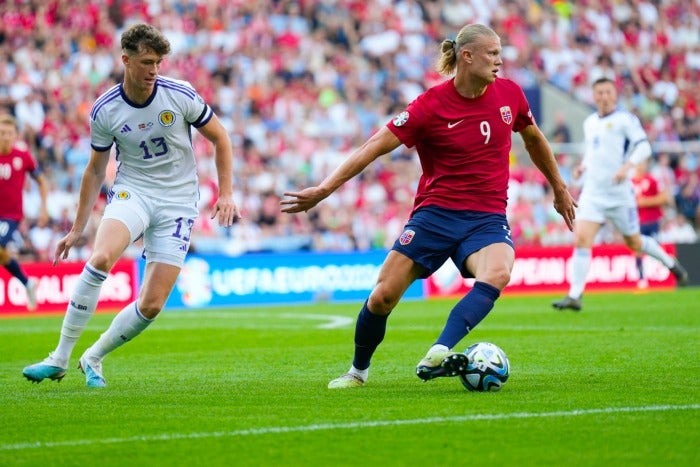 Haaland durante el partido entre Noruega y Escocia