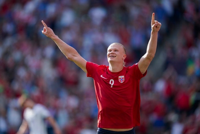 Haaland celebra su gol en el partido entre Noruega y Escocia