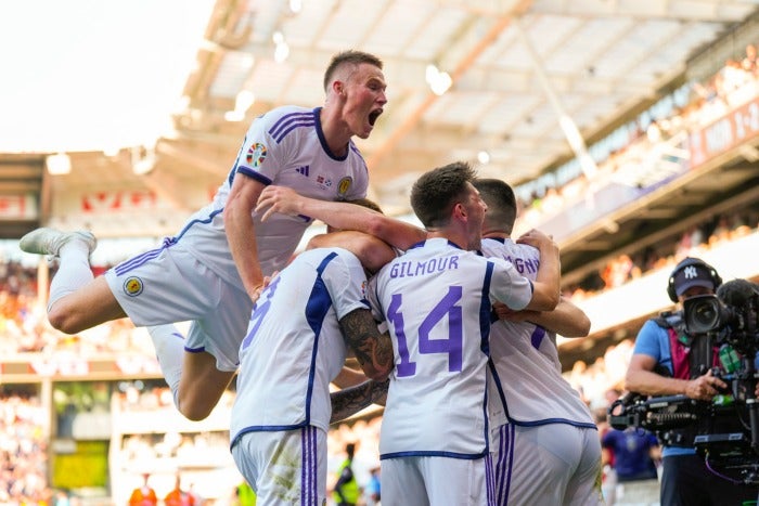 Jugadores de Escocia festejan el gol de Lyndon Dykes