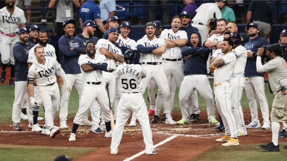 Randy celebra con sus compañeros