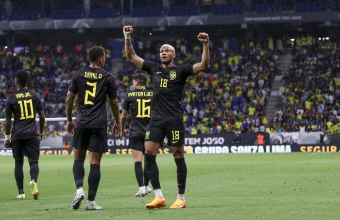 Jugadores de Brasil celebran un gol en el partido