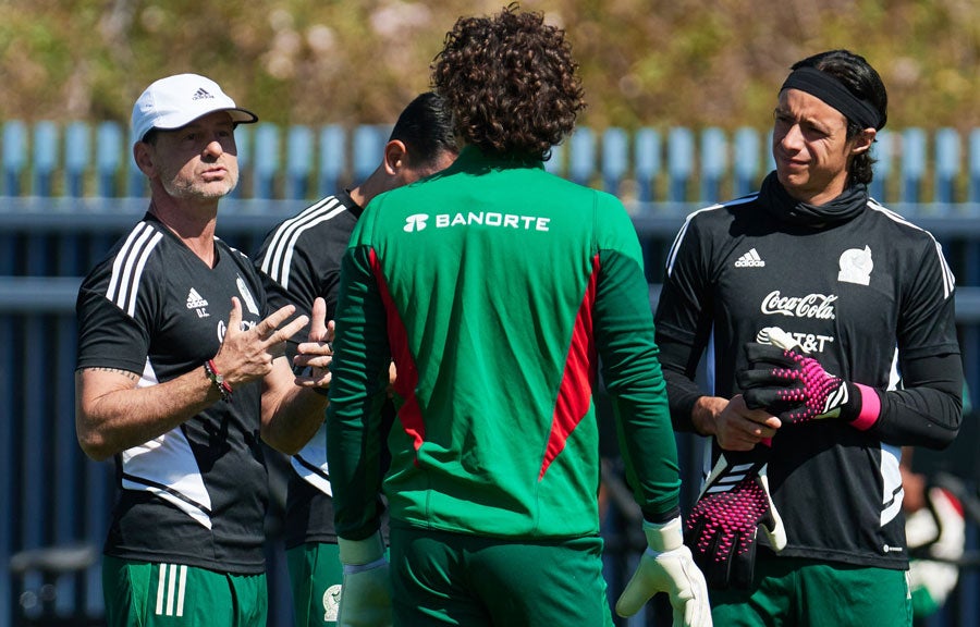 Diego charla con Ochoa y Acevedo