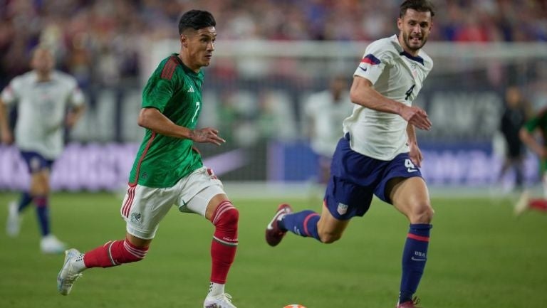 Antuna disputando el balón contra los Estados Unidos 