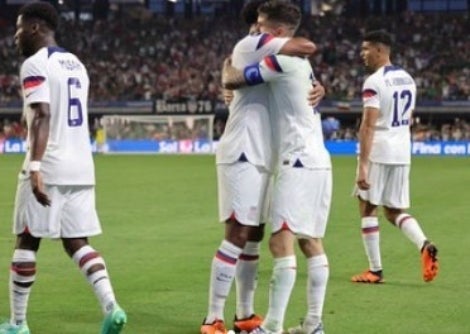 McKennie y Pulisic festejando un gol 