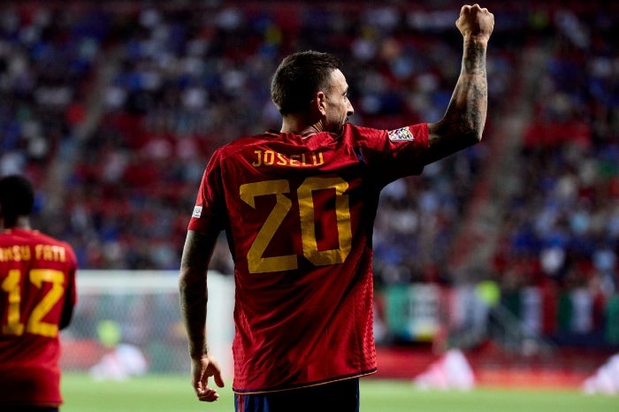 Joselu celebra un gol con la Selección de España