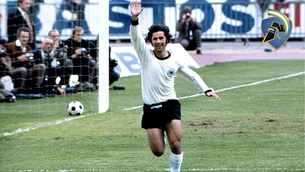 Gerd Müller festejando uno de sus goles