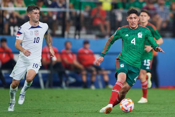 Edson Álvarez durante el México contra Estados Unidos