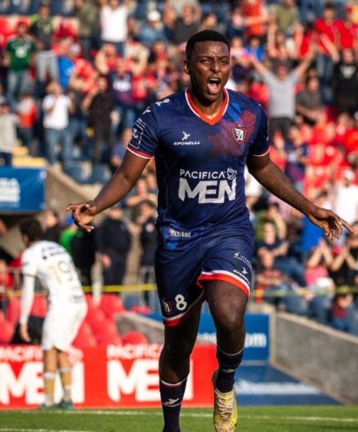 Joao festejando un gol con el Tepatitlán FC