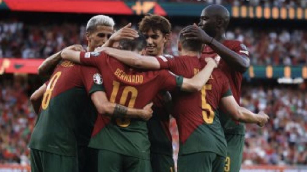 La selección de Portugal celebra la victoria ante Bosnia