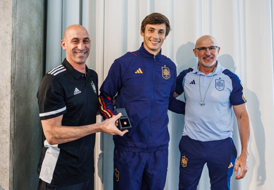 Robin recibiendo su premio tras debutar con la Selección de España 