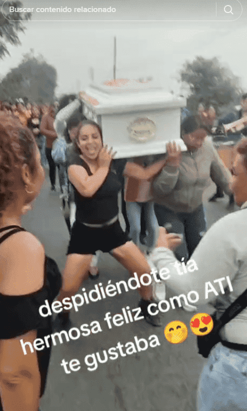 Mujeres perreando con el ataúd de su amiga/familiar