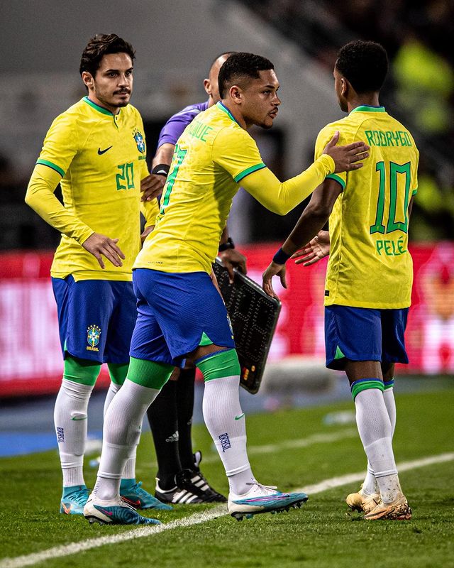 Vitor Roque en su debut con la Selección Brasileña