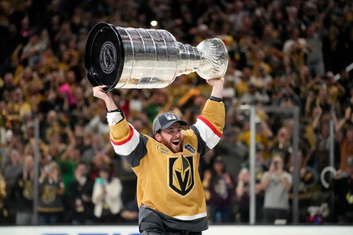 Jonathan Marchessault con la Stanley Cup