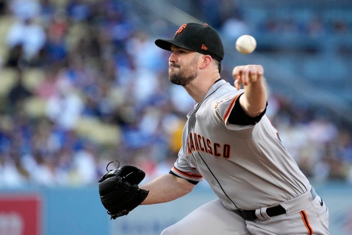 Alex Wood lanzando durante el partido 