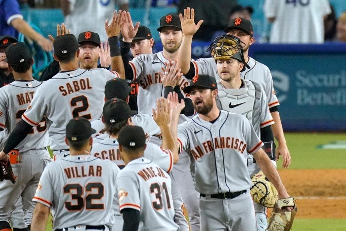 Jugadores de los Giants se felicitan entre ellos 