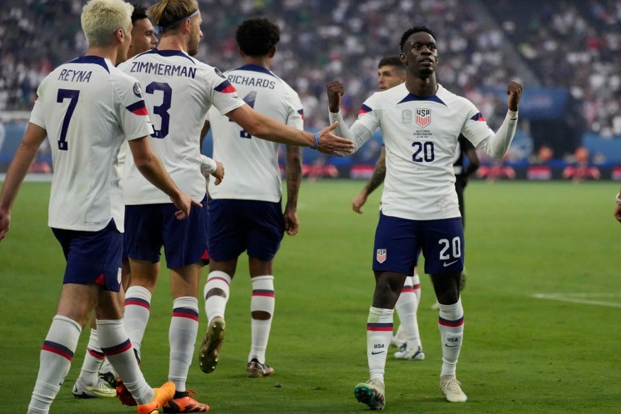 Jugadores de Estados Unidos festejando gol en la Final