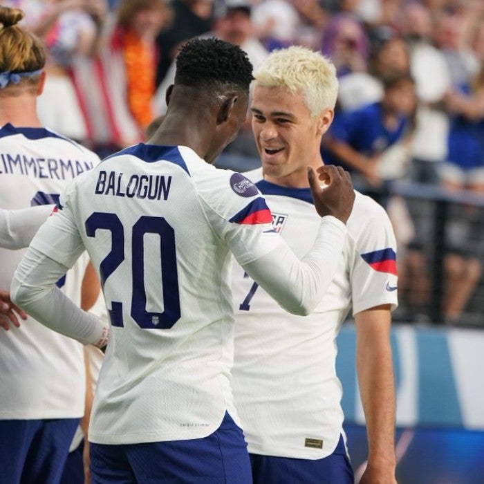 Balogun celebrando un gol contra Canadá 