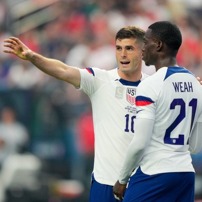 Pulisic dando instrucciones a su compañero 