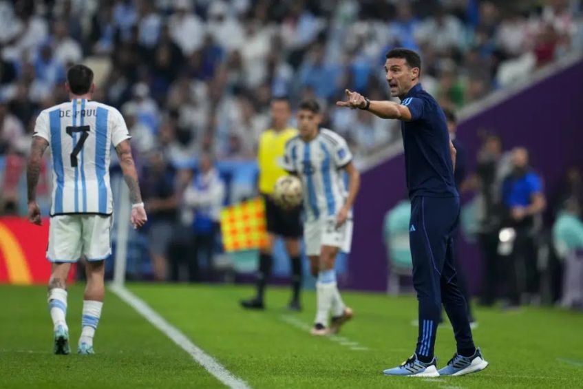 Scaloni dirigiendo en la Copa del Mundo de Qatar 2022