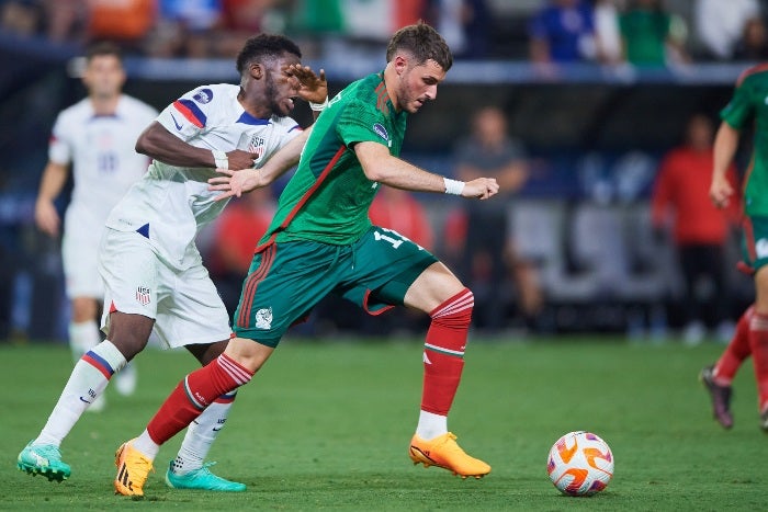 Santi Giménez durante el partido ante EU