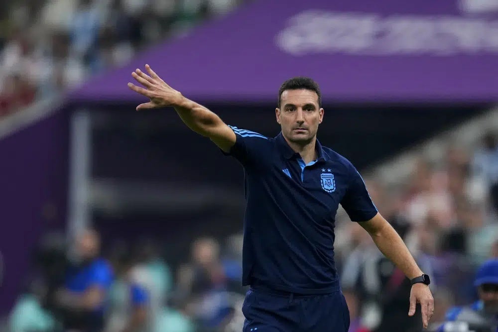 Lionel dando instrucciones durante un partido 