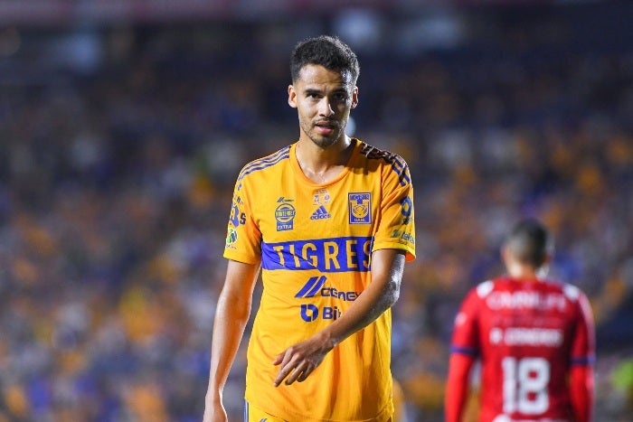 Reyes durante un partido con Tigres