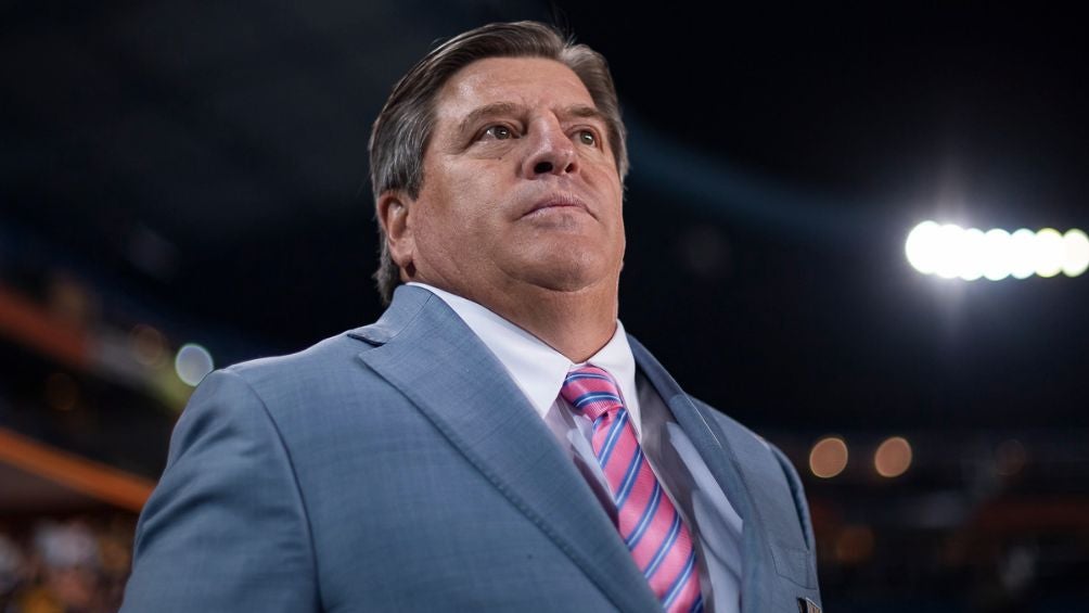 Miguel Herrera dirigiendo en Liga MX