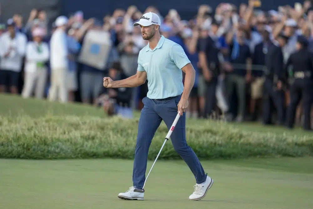 Wyndham Clark celebra en el hoyo 18 tras ganar el Abierto de Estados Unidos