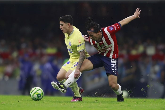 Zendejas pelea el balón