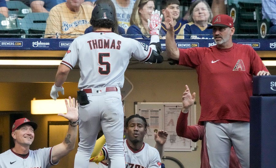 Thomas es felicitado en el dugout