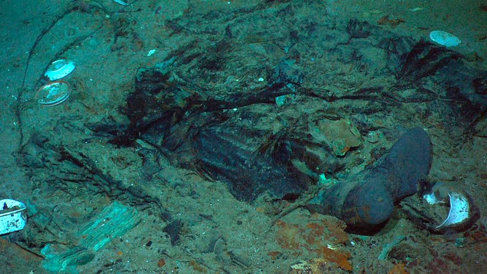 Restos de un abrigo y de unas botas en el fondo marino cerca del sitio donde se encuentran los restos del Titanic