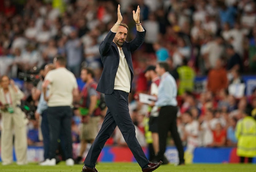 Garteh Southgate aplaude tras el triunfo