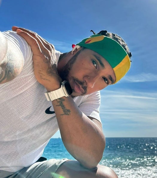 Lewis Hamilton en la playa