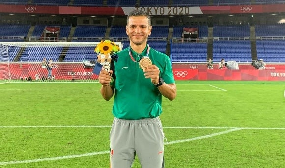 Jaime Lozano con su medalla olímpica