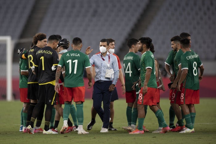 Lozano habla con los futbolistas