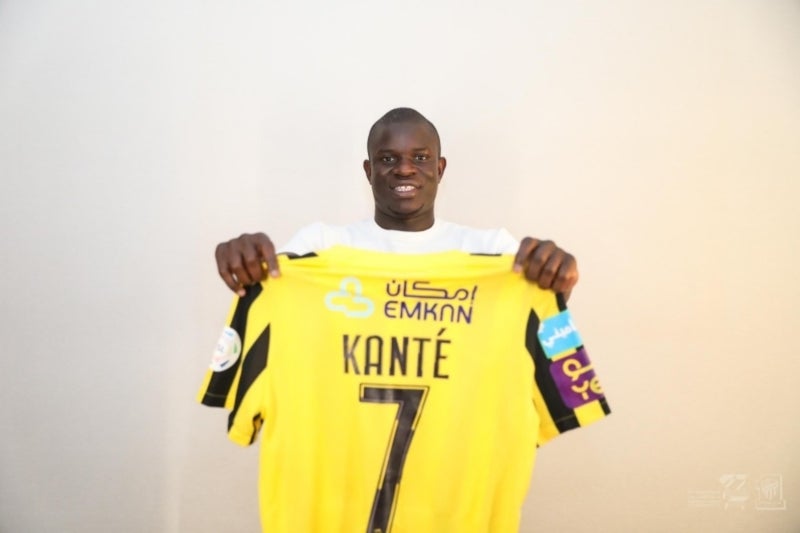 Kanté posando con la playera del Al Ittihad