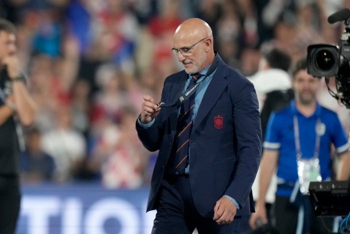 Luis de la Fuente con su medalla de la Nations League