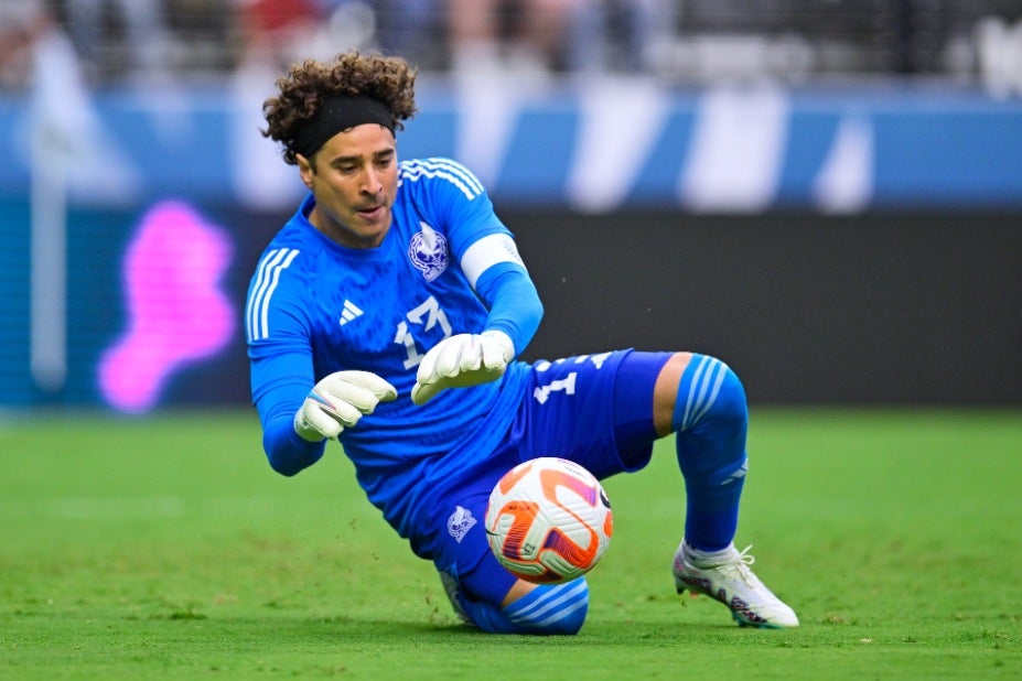 Guillermo Ochoa intercambia camiseta con el pitcher José Urquidy