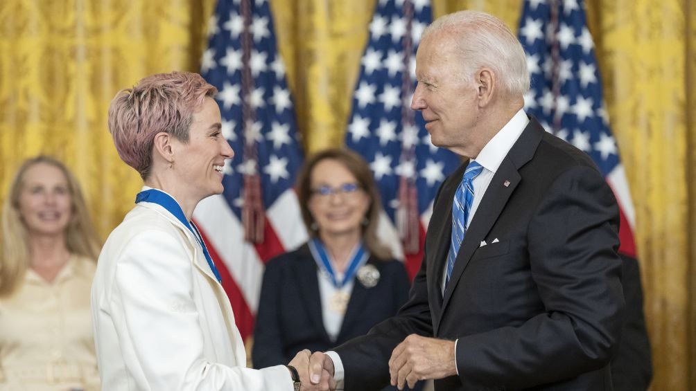 Joe Biden saludando a Megan Rapinoe