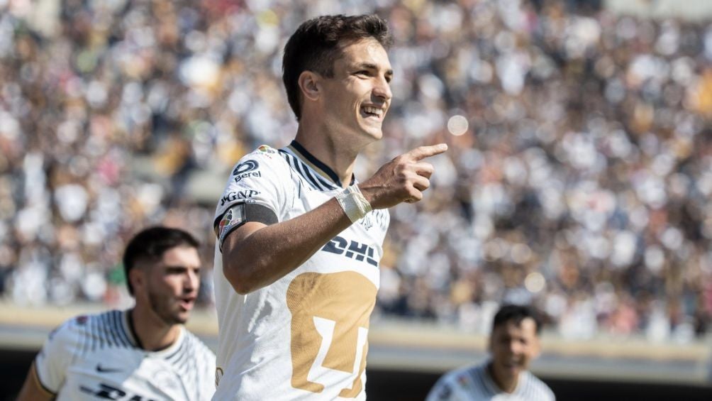 Dinenno celebrando un gol con Pumas