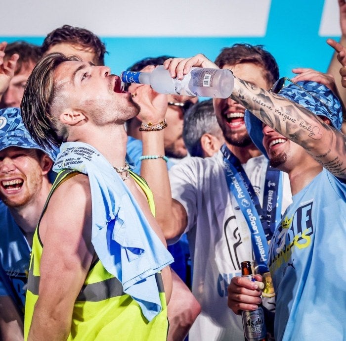 Jack Grealish festeja después de ganar el Triplete