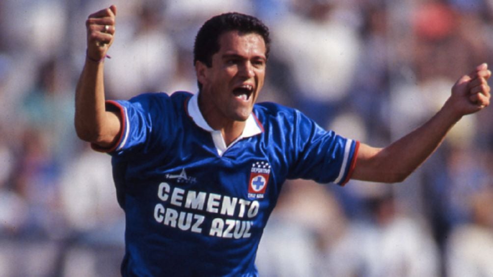 Carlos Hermosillo celebrando con Cruz Azul