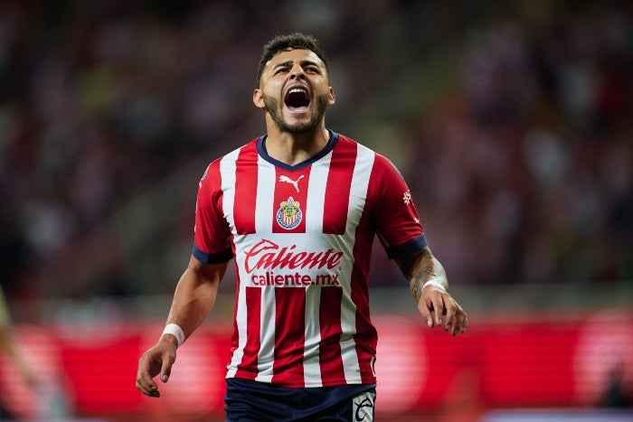 Alexis Vega en un partido con Chivas