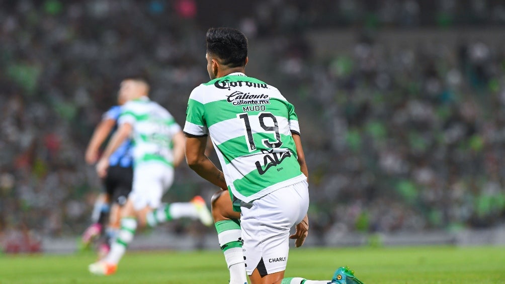 Eduardo Aguirre con la playera de Santos Laguna 