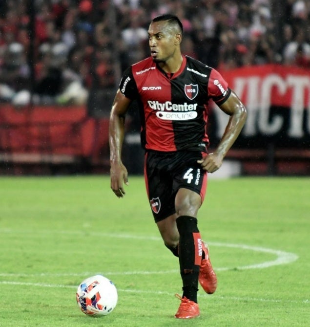 Ditta conduce el balón en un partido de Newell's Old Boys