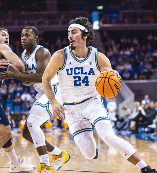 Jaime Jaquez Jr en partido de la NCAA