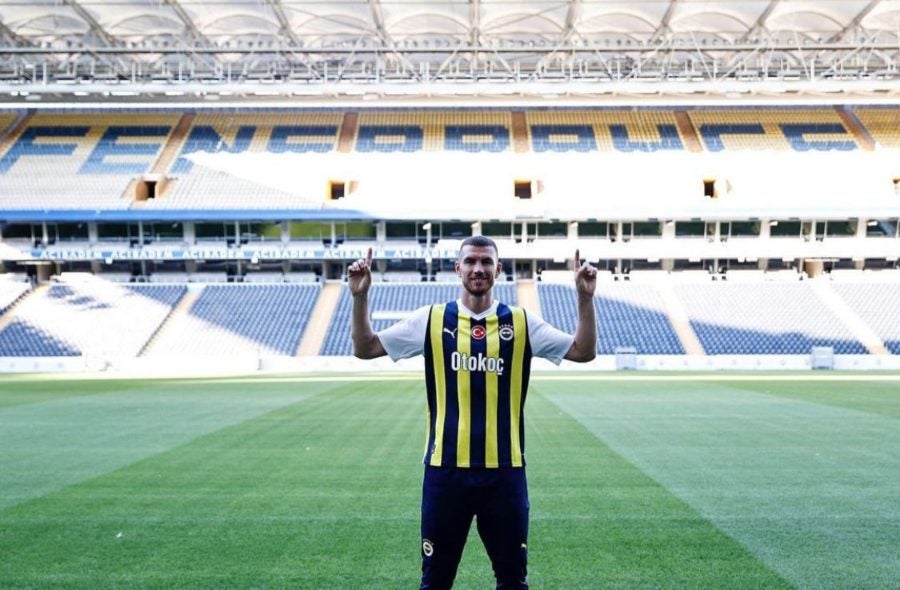 Edin Dzeko en su presentación con el Fenerbahçe